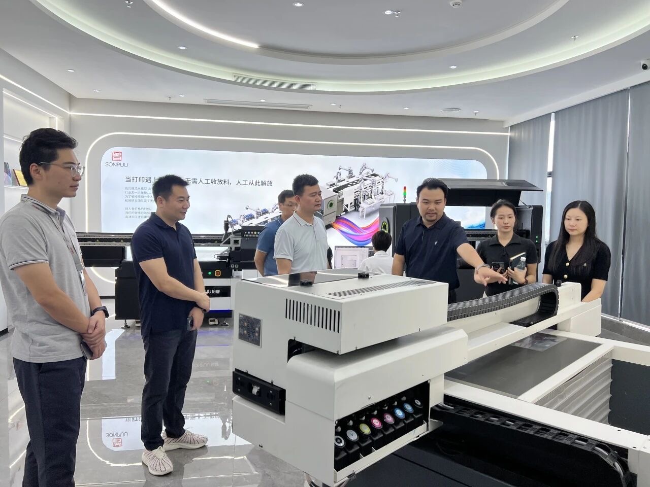 深化校企合作,共促創新發展——東莞理工學院科創院與鳳崗鎮政府走訪京東智谷松普智能(圖4) 深化校企合作,共促創新發展——東莞理工學院科創院與鳳崗鎮政府走訪京東智谷松普智能(圖4)