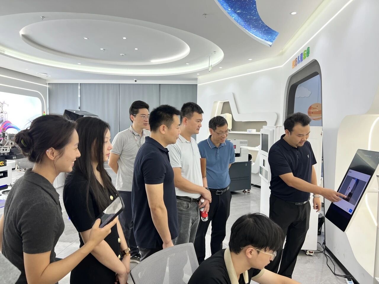 深化校企合作,共促創新發展——東莞理工學院科創院與鳳崗鎮政府走訪京東智谷松普智能(圖2) 深化校企合作,共促創新發展——東莞理工學院科創院與鳳崗鎮政府走訪京東智谷松普智能(圖2)